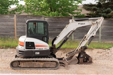 tips for buying a mini excavator|operating a bobcat mini excavator.